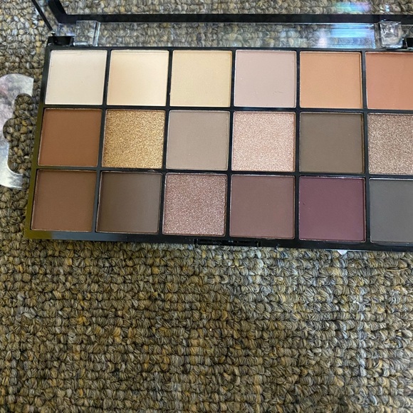18 shade eyeshadow palette bare naturals - Picture 4 of 8